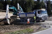 Die Tangente Zug-Baar nimmt Formen an. Im Gebiet Margel haben im Herbst 2016 die Vorarbeiten angefangen. (Bild: Werner Schelbert (Baar, 9. September 2016))