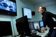Alexandra Deschwanden nimmt vom Kontrollraum in Hergiswil aus Kontakt mit den Astronauten auf. (Bild: Beat Brechbühl / Hochschule Luzern)