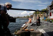 Die Seejungrau trifft den Sohn des Stadtschreibers: Dreharbeiten am Zugersee des Schweizer Fernsehens. (Bild Stefan Kaiser/Neue ZZ)