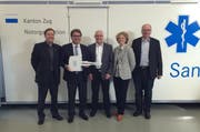 Urs Marti, Leiter Stabstelle Notorganisation Kanton Zug, Regierungsrat Beat Villiger, Peter Jäggi, Inhaber und Geschäftsleiter Feumotech AG, Ursula Blatter, Projektleiterin Rettungsdienst Zug und Andreas Müller, Leiter Rettungsdienst Zug (von links) vor dem neuen Einsatz-Container. (Bild PD)