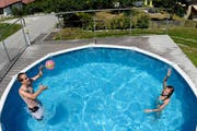 Um Sicherheitsvorkehrungen geht es bei einem privaten Pool, wenn man dorthin Gäste einlädt. (Archivbild: Keystone/Maxime Schmid)