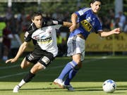 Der Aarauer Cristian Ianu, links, umspielt Luzerns Nelson Ferreira auf dem Brügglifeld in Aarau. Bild Keystone