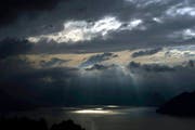 Archivbild: Regenwolken über dem Vierwaldstättersee in Seelisberg. Trotz der nächtlichen Schauer gab es keine Schäden im Kanton Uri zu vermelden. (Bild: Urs Flueeler / Keystone)