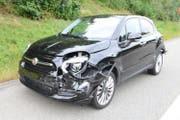 Eines der stark beschädigten Unfallautos. (Bild: Luzerner Polizei)