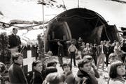 Bundesrat Hans-Peter Tschudi (links) hält am 6. Mai 1970 zum Start des Baus des Gotthard-Strassentunnels am Nordportal in Göschenen eine Rede. (Archivbild Keystone)