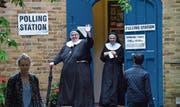 Volksentscheide sind weltweit auf dem Vormarsch. Das Bild zeigt Nonnen vor einem Wahllokal während der Brexit-Abstimmung. (Bild: Hannah McKay/EPA (London, 23. Juni 2016))