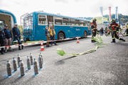Kegeln mal anders – inklusive Atemschutz-Vollmontur. (Bild: Patrick Hürlimann (Neuheim, 16. September 2017))