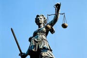 Justitia hat entschieden: Das Bundesgericht in Lausanne bestätigt das Urteil des Zuger Obergerichts gegen einen notorischen Kinderschänder. (Symbolbild Getty)