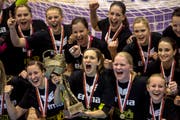 Die Spielerinnen von Spono Eagles freuen sich über den Sieg nach dem zweiten Playoff-Finalspiel der Swiss Spar Premium League League zwischen Spono Eagles und dem LC Brühl. (Bild: ALEXANDRA WEY (KEYSTONE))