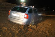 Das Auto kam nach dem Überschlag auf den Rädern zum Stillstand. (Bild: Zuger Polizei)