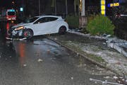 Das beschädigte Auto des leichtisinnigen Fahrers auf der Unfallstelle. (Bild: Luzerner Polizei)