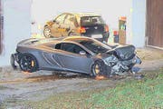 Der McLaren hat nach dem Unfall deutlich an Wert verloren. (Bild: Zuger Polizei)