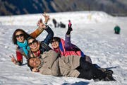 Asiatische Touristen, hier auf dem Titlis in Engelberg, bescherten der Schweiz im Jahr 2014 mehr Hotelübernachtungen. (Bild Philipp Schmidli)