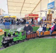 Etwa 100 bis 150 Kilometer legt die Dampflokbahn von Ueli Senn während der gesamten Messe zurück. (Bild: Daniel Frischherz / Archiv)