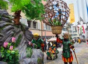 Giftig: die Fisigöögeler Soorsi (links). Gespenstisch: Einzelmaske am Surseer Umzug (Mitte). Hip(pie): Töndlitätscher aus Meierskappel (rechts). (Bilder Corinne Glanzmann)