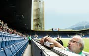 Eine letzte Kontrolle, bevor der Weltrekordversuch gewagt wird: Mitorganisator Roland Hausin gestern in der Swissporarena in Luzern. (Bild Corinne Glanzmann)