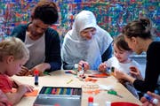Übersetzerin Hava Dzaurova (rechts) und die gebürtige Ukrainerin Svitlana Kovtsun Hodel (Mitte) sind Teil des Integrationsprojektes in Willisau. (Bild: Nadia Schärli / Neue LZ)