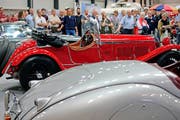 1,2 Millionen Franken waren zu wenig: Der rote Alfa Romeo 6C 1750 GS Spider Zagato (Auto hinten) aus dem Jahr 1930 fand an der gestrigen Auktion keinen neuen Besitzer. (Bild: Nadia Schärli (Neue Luzerner Zeitung))