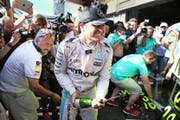 Nico Rosberg (Mitte) feiert vor der Box seines Rennstalls den Sieg am GP von Belgien. (Bild: Getty/Charles Coates)