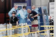 Forensiker untersuchen den Tatort vor der Manchester Arena. (Bild: Kirsty Wigglesworth/AP (Manchester, 23. Mai 2017))