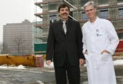 Roger Zobrist, Leiter der Akademie (links), und Reto Babst, Chefarzt Unfallchirurgie. (Bild Manuela Jans/Neue LZ)
