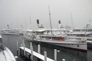 Das Dampfschiff Unterwalden wird aufgedampft, links das Dampfschiff Uri, das nun repariert wird. (Bild: Leserbild Mario Gavazzi)
