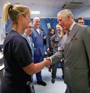 Prinz Charles besuchte gestern die Verletzten und das Personal im St.-Thomas-Krankenhaus.Bild: Yui Mok/AP (London, 24. März 2017)