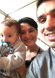 Ob das das hoffnungsvolle Talent Liam Cristian Ianu (in den Armen seiner Mutter Leyla) dereinst wie sein Vater (rechts) für den FC Luzern spielen wird? (Bild: zvg)