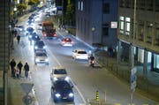Nach Feierabend stauen sich die Autos regelmässig auf der Bärenbrücke. Die Umfahrung soll Entlastung bringen. (Archivbild Stefan Kaiser / Neue ZZ)