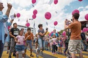 Freude herrscht, als die Ballons der Ludothek Risch-Rotkreuz dem Himmel entgegenfliegen. (Bild: Patrick Hürlimann (Risch, 19. August 2017))