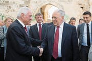 Händeschütteln bei der Al-Aksa-Moschee: Wirtschaftsminister Johann Schneider-Ammann trifft den für die Pilgerstätte zuständigen Scheich Azzam al-Khatib. (Bild: Anthony Anex/KEY (Jerusalem, 29. Oktober 2017))