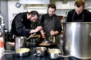 Der neue Küchenchef des «Gütsch», Moritz Stiefel, zusammen mit seinen Mitarbeitern Laurin Wirtz und Magnus Klöpper (von links). (Bild Nadia Schärli)