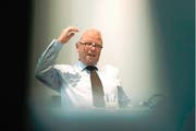 Das kann nicht jeder Bundesbeamte von sich behaupten: «Die 15 Jahresbudgets, die das Parlament bewilligt hat, haben wir wieder reingewirtschaftet, sagt Kurt Grüter, Direktor der Eidgenössischen Finanzkontrolle. (Bild: Keystone/Peter Schneider)