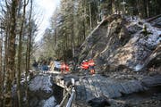 Experten begutachten das Resultat nach der Explosion in der Lammschlucht. (Bild Manuela Jans)