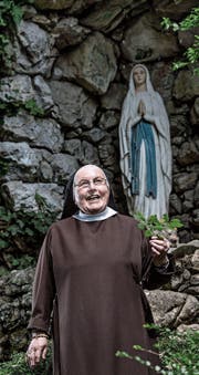 Eine von acht Kapuzinerinnen auf dem Gerlisberg: Schwester Priska (88) im Garten des Klosters St. Anna. (Bild: Nadia Schärli (Luzern, 11. April 2017))