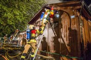 Damit versteckte Glutnester gelöscht werden konnten, mussten Teile des Daches abgedeckt werden. (Bild: Dani Hegglin/FFZ)