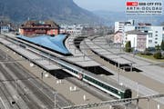 Der Bahnhof Arth-Goldau erhält ein Facelifting: Neue, höhere Perrondächer sowie ein weniger scharfer Kurvernradius auf der Zuger Seite (rechts) zählen zu den Hauptmerkmalen des Projekts. (Bild: Visualisierung SBB)