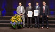 Die Preisträger Roman Bachmann aus Baar und Stefan Bernet aus Sins von der HSLU (Mitte). (Bild: Siemens Schweiz AG)
