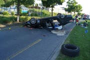 Das Auto war nach dem Unfall nur noch Schrott. (Bild: Zuger Polizei)