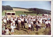 Glück im Unglück: Beim Absturz zweier Piper Super Cub im Jahr 1966 blieben beide Piloten unverletzt (oben). Schon 1962 lockte die Fliegerei schaulustige Zuschauer zum Flugplatz Beromünster. (Bilder zvg)