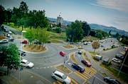 Bei der Verkehrsentwicklung arbeiten die sechs Sursee Plus Gemeinden künftig enger zusammen. Im Bild der Bifang-Kreisel in Sursee. (Bild: Pius Amrein / Neue LZ)