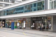 In der Filiale des Herren Globus an der Bahnhofstrasse machten Unbekannte grosse Beute. (Bild: Maria Schmid (Zug, 11. September 2017))