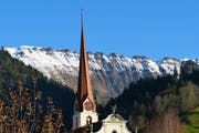 Die Kirche Marbach vor der Schrattenfluh. (Bild: Leserbild Josef Lustenberger)