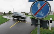 Hier an der Göblistrasse soll künftig der Arbach oberirdisch fliessen. (Bild: Stefan Kaiser (Zug, 26. April 2017))