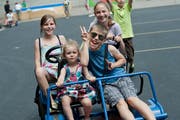 Kinder freuen sich auf den Ferienpass, hier anlässlich der Eröffnung auf dem Schulhausplatz des Säli-Schulhauses. (Bild: Pius Amrein / Neue LZ)