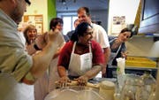 Ausgezeichet: Verein Sentitreff. Köchin Vighita Naguleswareankocht mit einer Gruppe Besucher.q (Bild: Nadia Schärli)