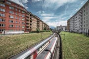 Nur zwei Spuren führen zum Kopfbahnhof Luzern – hier zwischen Bundes- und Paulusplatz. (Bild: Pius Amrein (Luzern, 16. Juni 2017))