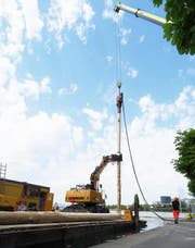 Einer der Pfähle, die die Unterwasser-Skulptur während den nächsten zehn Jahren stabilisieren müssen, wird in den Seegrund getrieben. (Bild: PD)