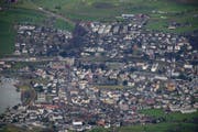 Auch der Bezirk Küssnacht soll an die Sanierung des Kantonshaushaltes beitragen. (Bild: Luftbild René Meier / luzernerzeitung.ch)