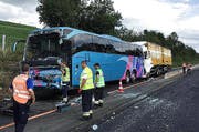 Dieser Reisecar und ein Lastwagen waren unter anderem in den Unfall involviert. (Bild: Roger Grütter / Neue LZ)